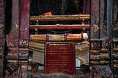 Chiang Mai - The Wat Phan Tao temple, Inside the Wihan: the library. 